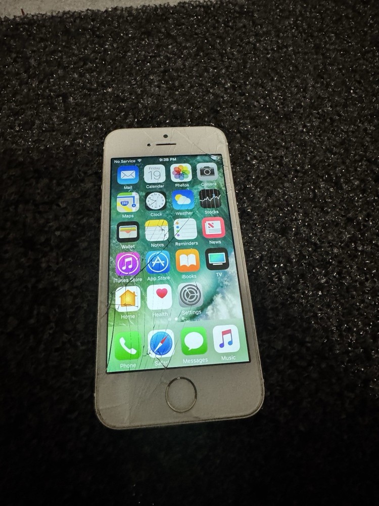 Apple iPhone 5s – 16 GB – Silver (Unlocked) – DAMAGED