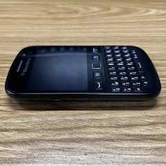 BlackBerry 9720 Unlocked Cellphone 3G WIFI 5MP Camera FM Radio GPS Black & Pink