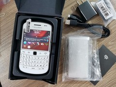 BLACKBERRY 9900 BOLD – 8 GB – Black / White 3G (Unlocked) Free Shipping XMAS