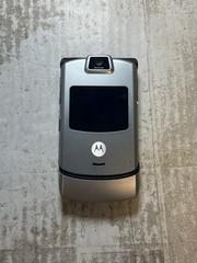 Motorola RAZR V3m Cellular Flip Phone (Verizon) – Silver – UNTESTED As Is