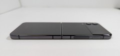 Samsung Galaxy Z Flip4 – 128GB – Unlocked – Graphite – DARK SPOT ON TOP – 12326