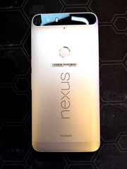 Google Nexus 6P – 32 GB – Aluminum (Unlocked) w/ charging stand