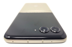 Motorola Moto Razr 2024 (XT2453) – 256GB 5G Unlocked – Beach Sand
