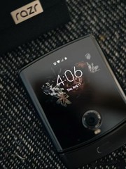 Motorola Razr 2019 (XT2000) Black/Gold 128GB Unlocked GSM Flip Smartphone