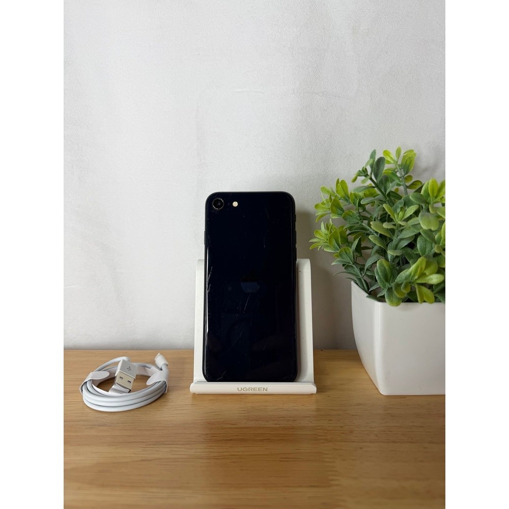 Apple iPhone SE 3rd Generation 64GB in Black – Fully Unlocked – Flawed