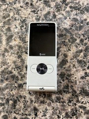 Sony Ericsson W350 – 14 MB – Graphic white (Unlocked)