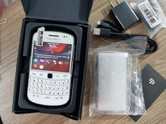 BlackBerry Bold 9900 – 8GB 3G Black / White (Unlocked) Smartphone Free Shipping