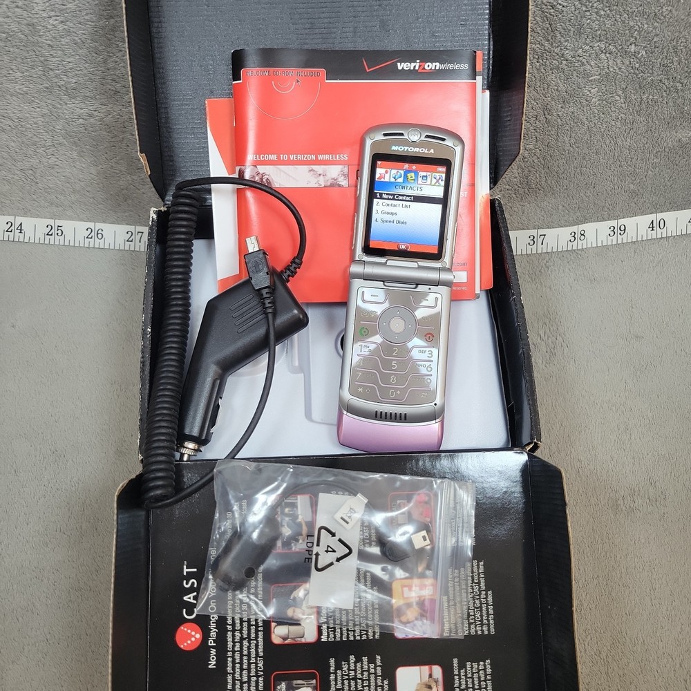 Motorola RAZR V3m Pink Verizon Flip Phone Original Box Manual Bundle Works Rare