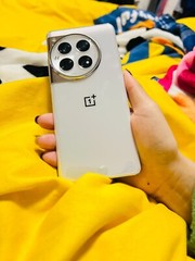 One plus 12 5G Unlock 512GB 6.82in 3168x1440px Snapdragon 8 Gen 3 5400mAh