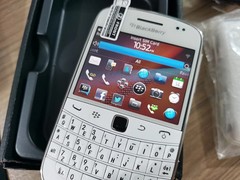 BlackBerry Bold 9900 – 8GB 3G Black / White (Unlocked) Smartphone Free Shipping