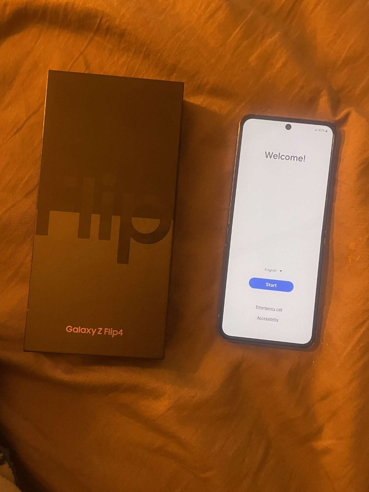Samsung Galaxy Z Flip4 – 128 GB – Gold (Unlocked)
