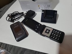 2 Samsung Haven SCH-U320 Flip Phone Verizon Wireless Withcharger