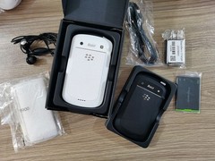 BlackBerry Bold 9900 – 8GB 3G Black / White (Unlocked) Smartphone Free Shipping