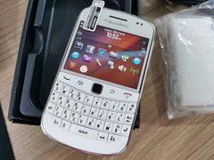 BlackBerry Bold 9900 – 8GB 3G Black / White (Unlocked) Smartphone Free Shipping