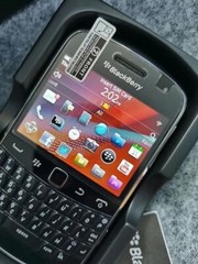 BLACKBERRY 9900 BOLD – 8 GB – Black / White 3G (Unlocked) microSDHC GPS