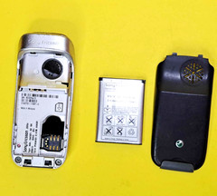 *UNTESTED* SMALL SONY ERICSSON J300a 2G 1.5″ CANDY BAR CLASSIC KEYPAD CELL PHONE