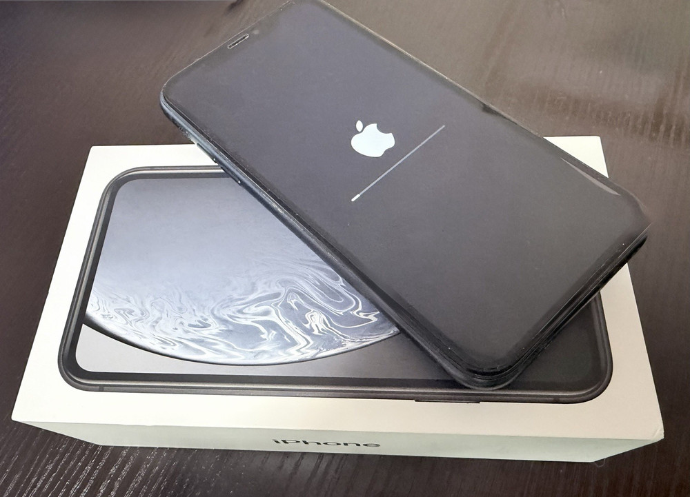 Apple iPhone XR 128GB Black A1984 12MP LTE Unlocked Smartphone in Box