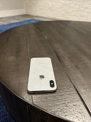 Apple iPhone X – 64GB – Silver (Verizon) A1865 (CDMA + GSM)