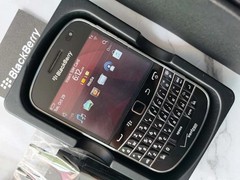 BlackBerry Bold Touch 9930 8GB GPS WiFi 5MP Unlocked Smartphone Black/White Gift