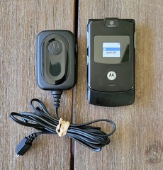 Motorola RAZR V3 Black Flip Phone Bundle Tested Works