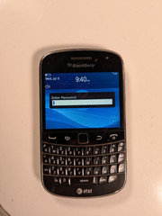 Blackberry Bold 9900 Cell Mobile Phone Keyboard AT&T Powers On READ
