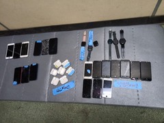 Apple iPhones Mix Lot Of 32 . Not Working Samsung Watch…Not Working As Is