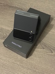 Samsung Galaxy Z Flip4 – 128 GB- Graphite (Unlocked) With Box MINT Condition
