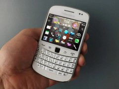 BlackBerry Bold 9900 – 8GB 3G Black / White (Unlocked) Smartphone Free Shipping