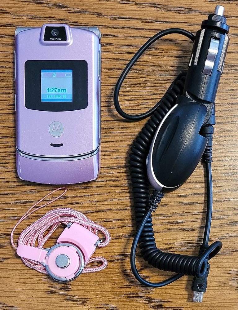 Motorola RAZR V3m – Pink and Silver ( Verizon ) Very Rare Flip Phone – Bundled