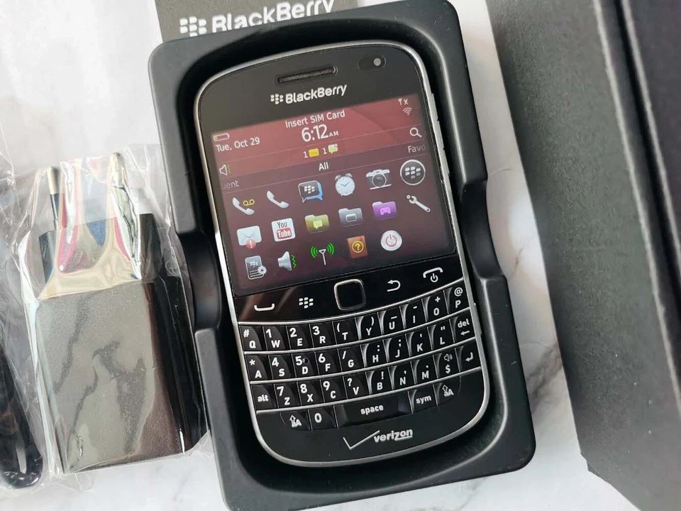 BlackBerry Bold Touch 9930 8GB GPS WiFi 5MP Unlocked Smartphone Black/White Gift