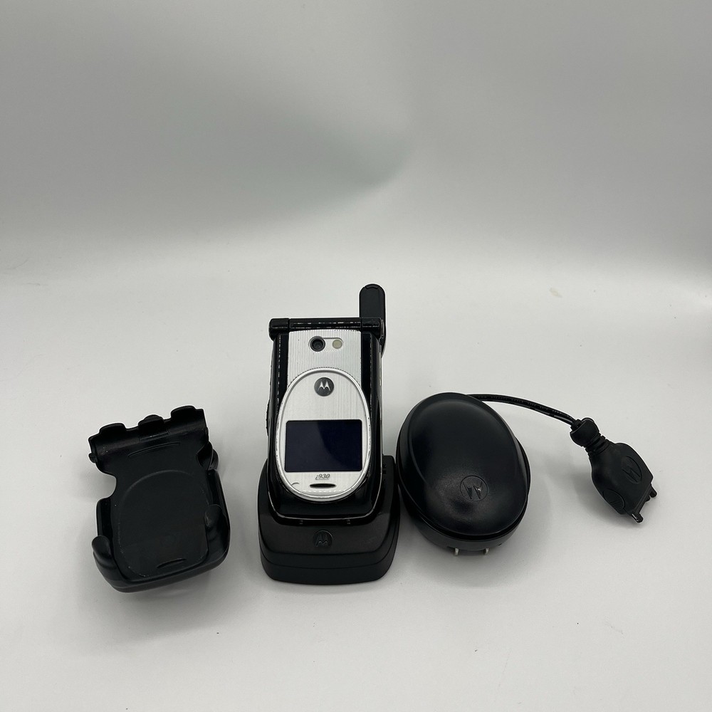 Motorola i930 – Silver and Black Flip Phone (nextel)