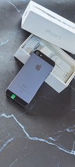 Apple iPhone 5 – 16 /32GB -Black/White Unlocked iOS Smartphone