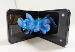 Samsung Galaxy Z Flip4 – 128GB – Unlocked – Graphite – DARK SPOT ON TOP – 12326