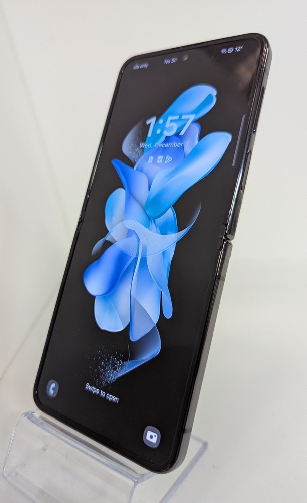 Samsung Galaxy Z Flip4 – 128GB – Unlocked – Graphite – DARK SPOT ON TOP – 12326