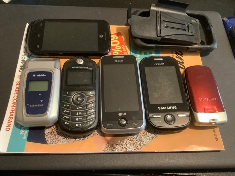 Lot of 6 various models cell phones 