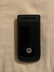 Vintage black Motorola W260g TracFone cellular flip phone