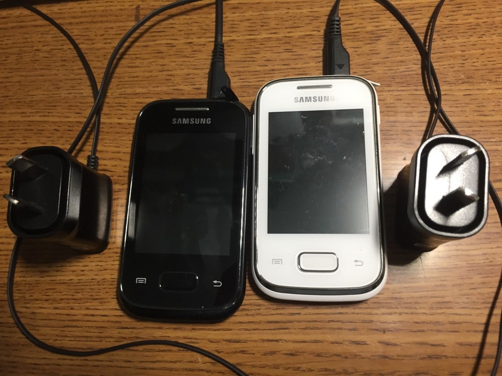 2 X SAMSUNG GALAXY GT-S5300 WHITE AND BLACK WITH AUSTRALIA CHARGERS FOR PARTS
