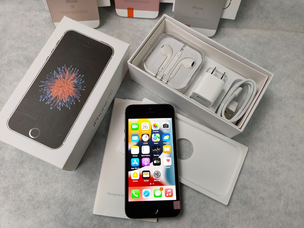 Very New Apple iPhone SE 1st Gen 128GB – Space Gray (Unlocked) With Box