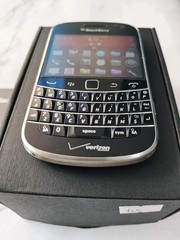 BlackBerry Bold Touch 9930 8GB GPS WiFi 5MP Unlocked Smartphone Black/White Gift