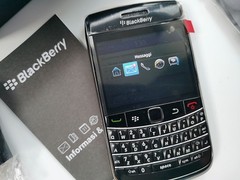 BlackBerry Bold 9780 – 512 MB – 3G 5MP microSDHC GPS Black/White (Unlocked) z8