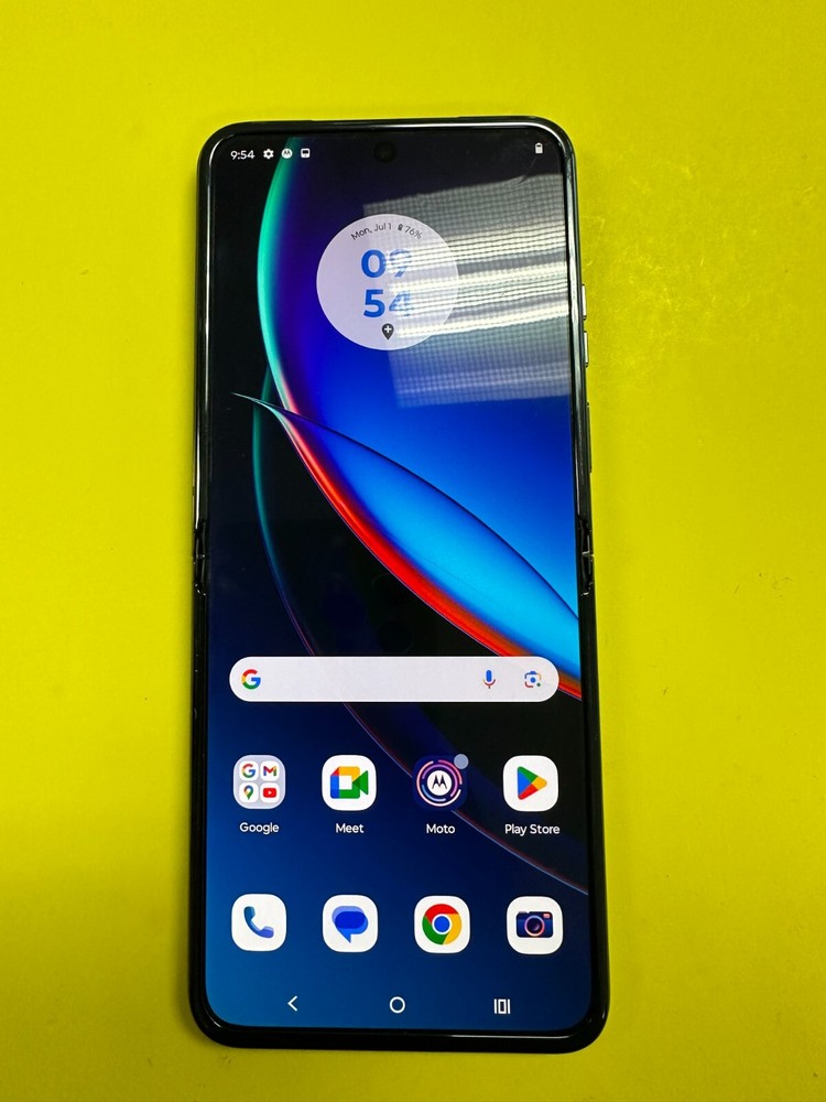 Motorola Razr Plus 2023 – 256GB – Black XT2321-5 (AT&T) – Average Condition