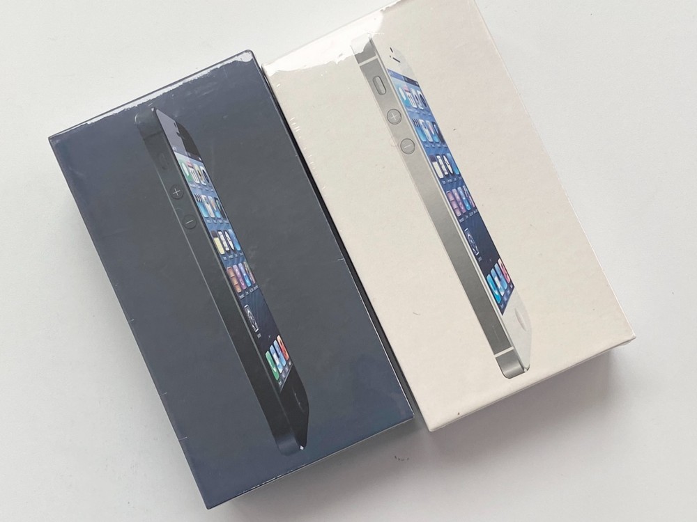 Apple iPhone 5 – 16 /32GB -Black/White Unlocked iOS Smartphone