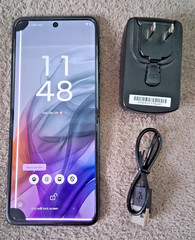 Motorola Razr 2024, 256GB, Gray XT2453-3, Unlocked, Black Dots