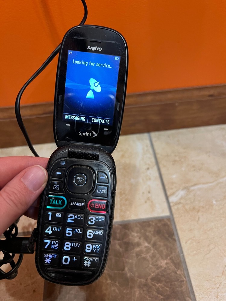 Sanyo Vero Vero – Black (Sprint) Cellular Phone Powers on