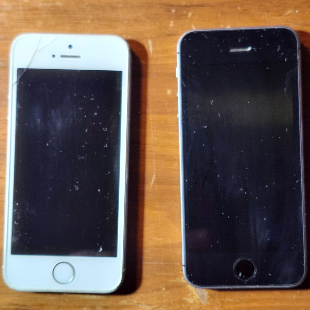 Lot of 2 – Apple iPhone 5s – A1533 – Working – For Parts & Repair Only