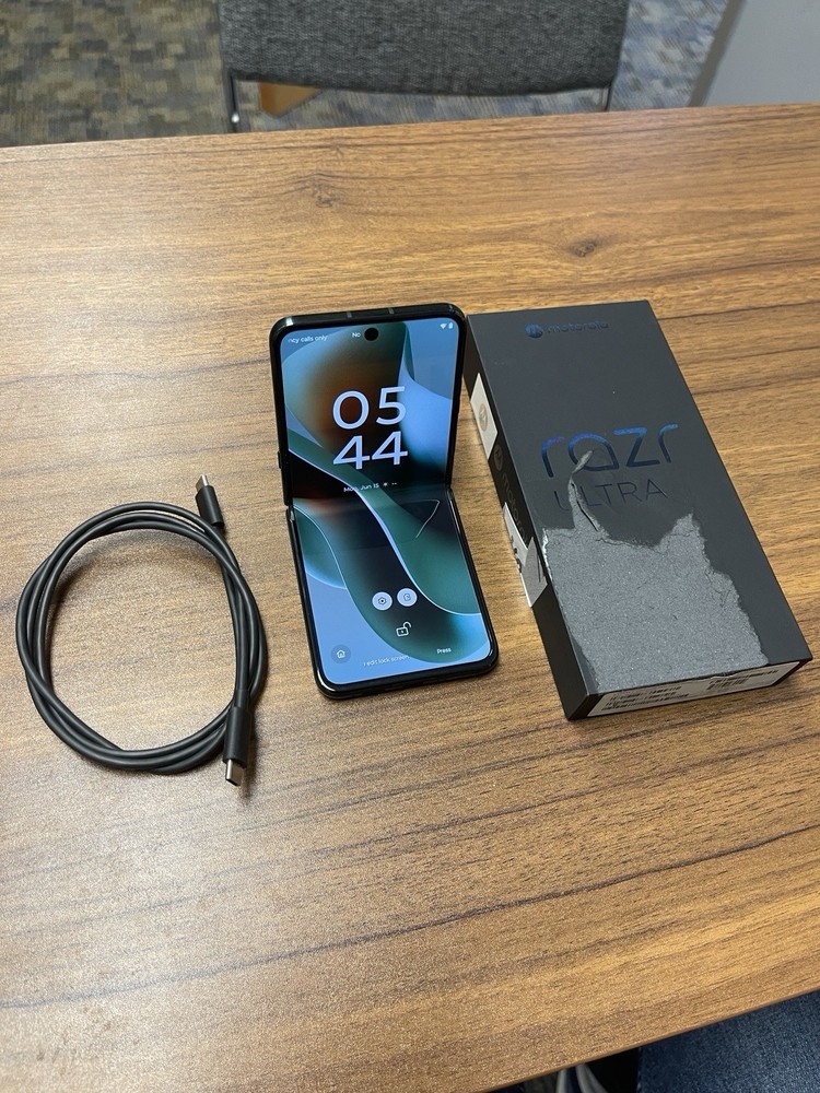 Excellent Motorola Razr Ultra 2025 512GB Unlocked AT&T T-mobile Pantone Scarab