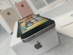 Very New Apple iPhone SE 1st Gen 128GB – Space Gray (Unlocked) With Box