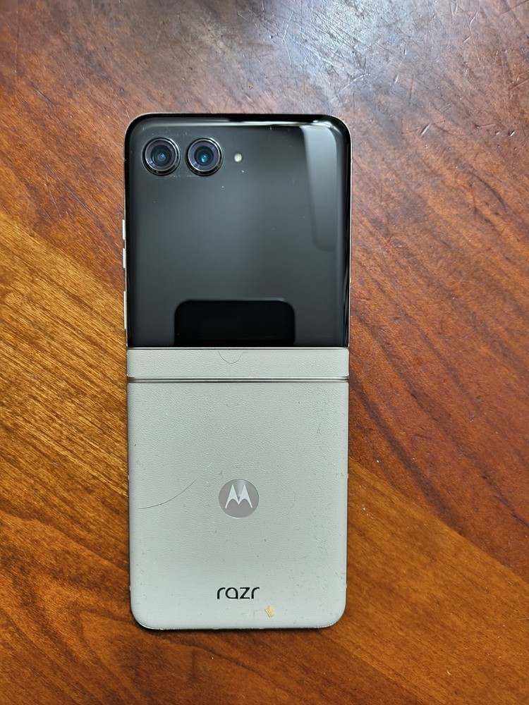 Motorola Razr 2024 256GB Brown XT2453-3 (Xfinity) needs new screen