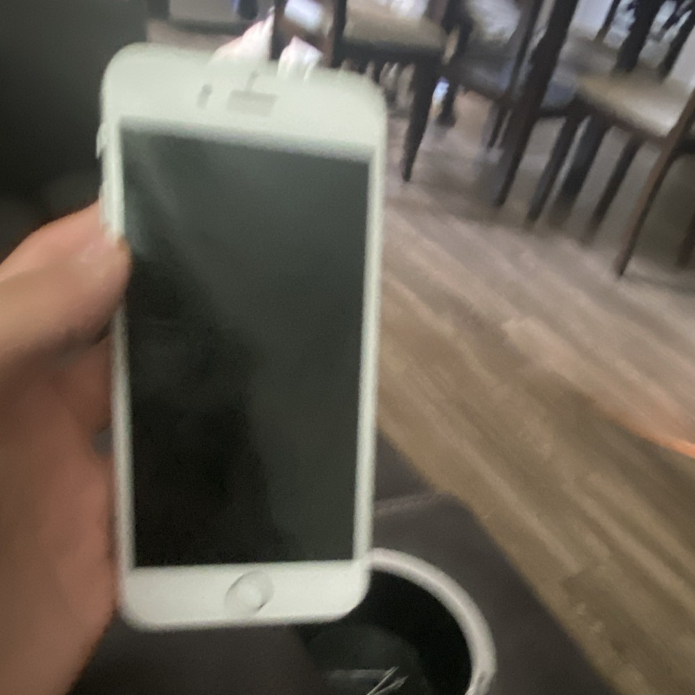 Apple iPhone7 Silver 12MP Camera 2GB RAM 4.7in Screen Bluetooth Wi-Fi NFC