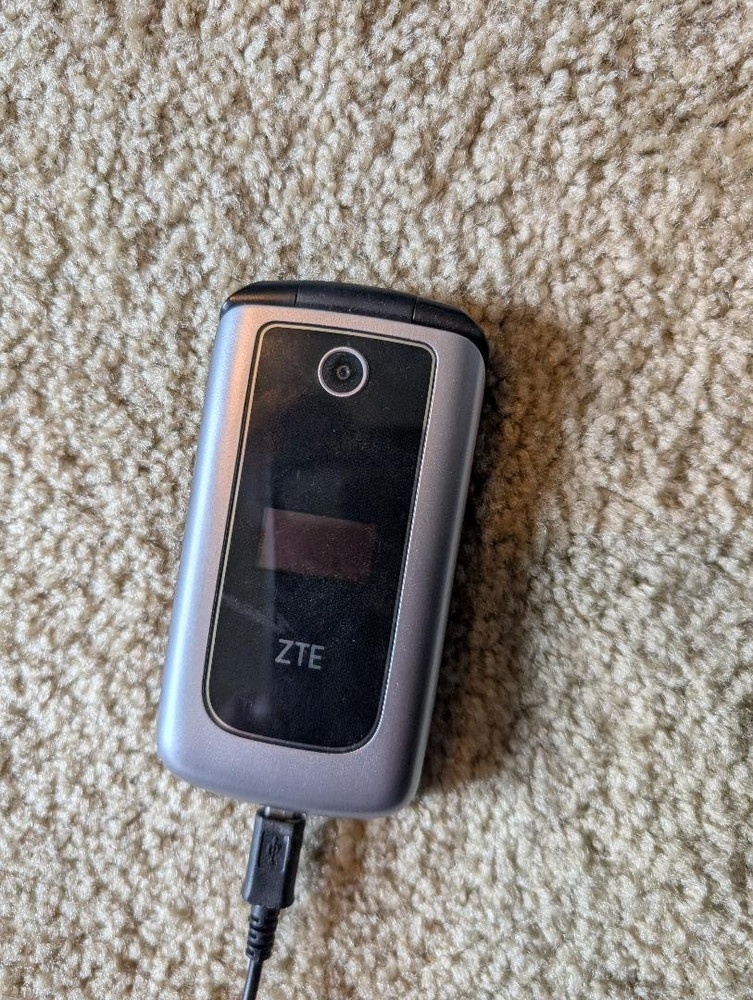 Verizon Cymbal LTE Z233V 4G LTE 2.8″ 2MP Silver Flip Phone